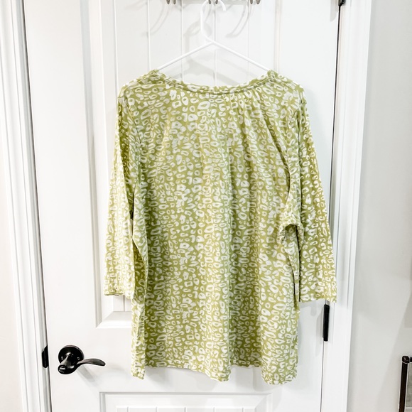 Denim & Co. Green Leopard Print V Neck 3/4 Sleeve Top Size 2X - Picture 2 of 7